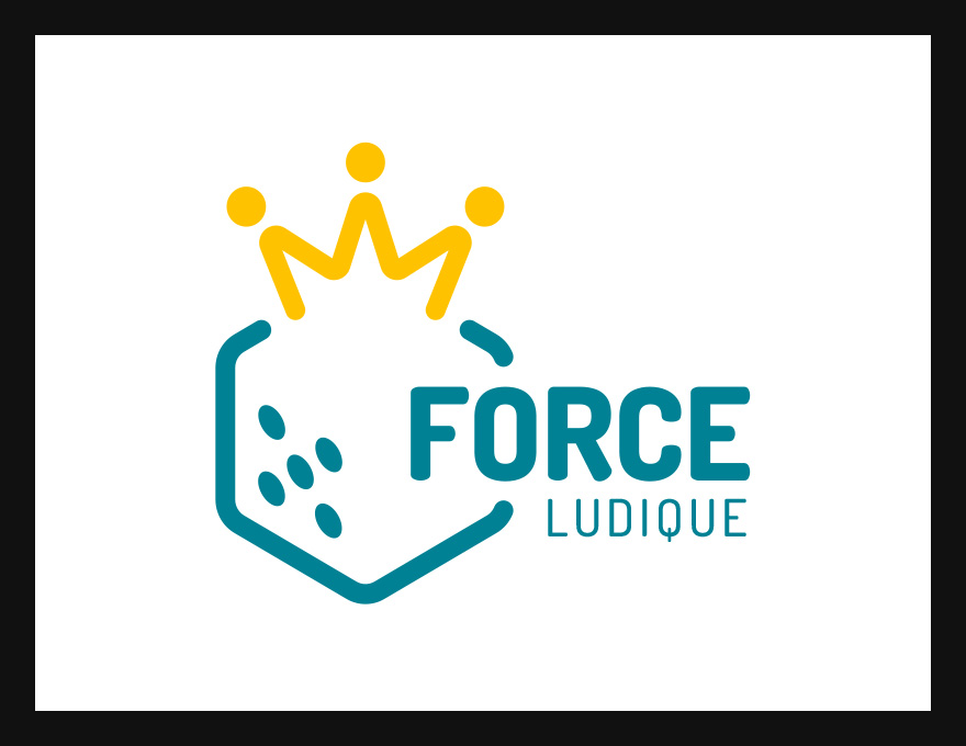 Première proposition de logo pour la Force Ludique, avec baseline à moitié enchassée dans le logo.