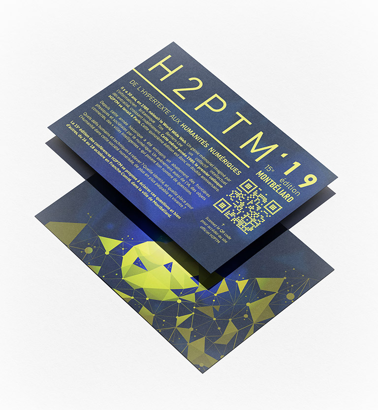 Flyer d'information A5 présentant l'évènement. Ayant les mêmes couleurs et typographies, il possède au recto un en-tête similaire aux affiches, le titre de l'édition, des paragraphes introductifs et un code QR à scanner pour accéder au site officiel H2PTM. Au verso figure le visuel abstrait de l'affiche dépouillé de toute information textuelle.