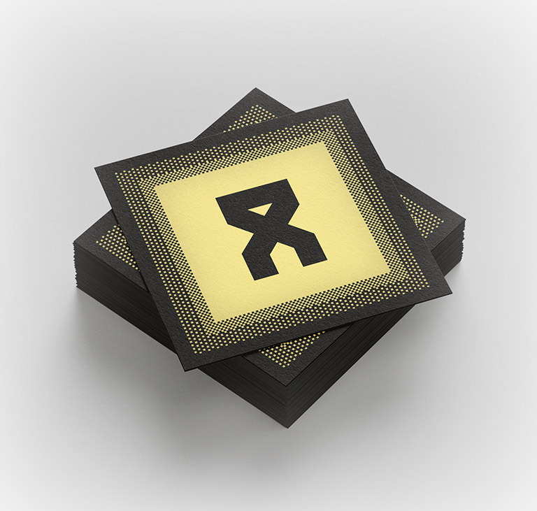 Mise en situation suggérée sur une carte de visite carrée, selon mon identité visuelle professionnelle actuelle (jaune ambré et noir ambré, rappels visuels aux terminaux CRT des années 80). Est visible le logo noir ambré sur un fond jaune ambré aux contours dégradés pixellisés/tramés.