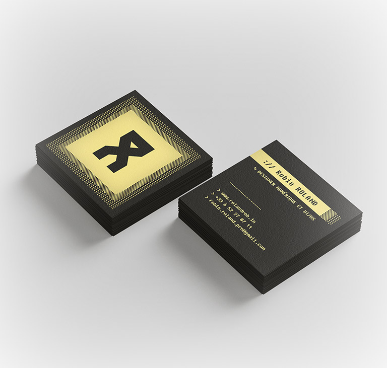 Mise en situation suggérée sur une carte de visite carrée recto-verso, selon mon identité visuelle professionnelle actuelle (jaune ambré et noir ambré, rappels visuels aux terminaux CRT des années 80). Au recto est visible le logo noir ambré sur fond jaune ambré aux contours dégradés pixellisés/tramés&nbsp;; au verso sont visibles des informations d'identification et de contact jaunes sur fond&nbsp;noir.