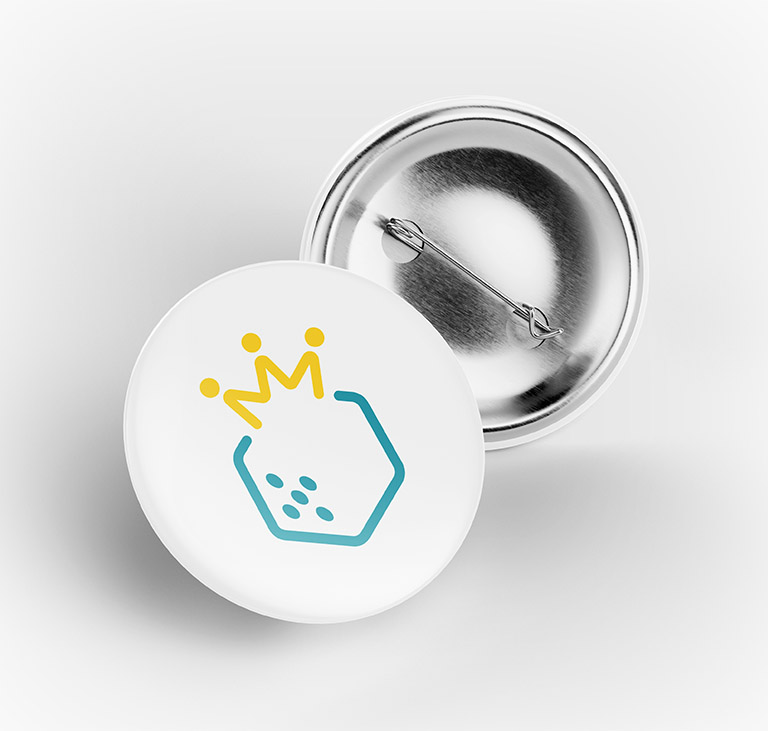 Mise en situation suggérée sur un badge à épingle métallique.