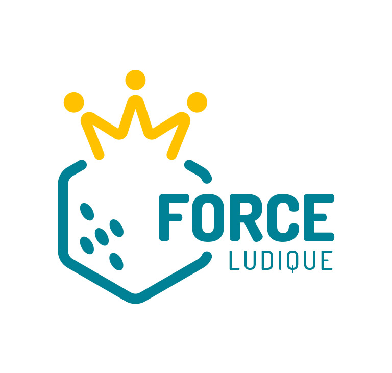 Visuel numérique du logo dans sa version avec nom de société. Le côté droit de l'hexagone turquoise est ouvert, permettant nom «&nbsp;La Force Ludique&nbsp;» de s'y enchâsser partiellement.
