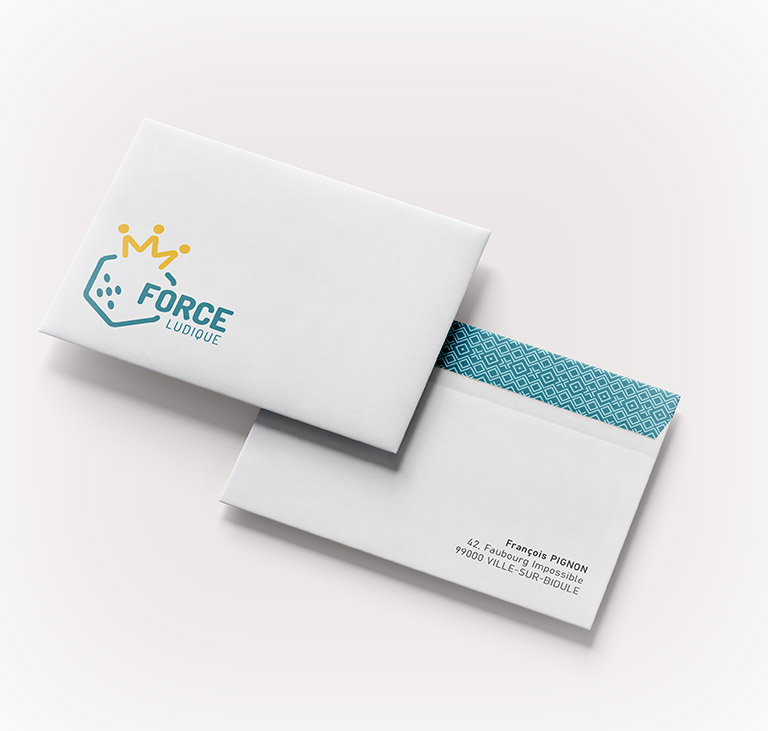 Mise en situation suggérée sur une lettre recto‑verso blanche. On y voit le logo en gros en bas à gauche du recto, et un motif turquoise décoratif répété sur le rabat du verso ainsi qu'une adresse fictive en bas à droite.