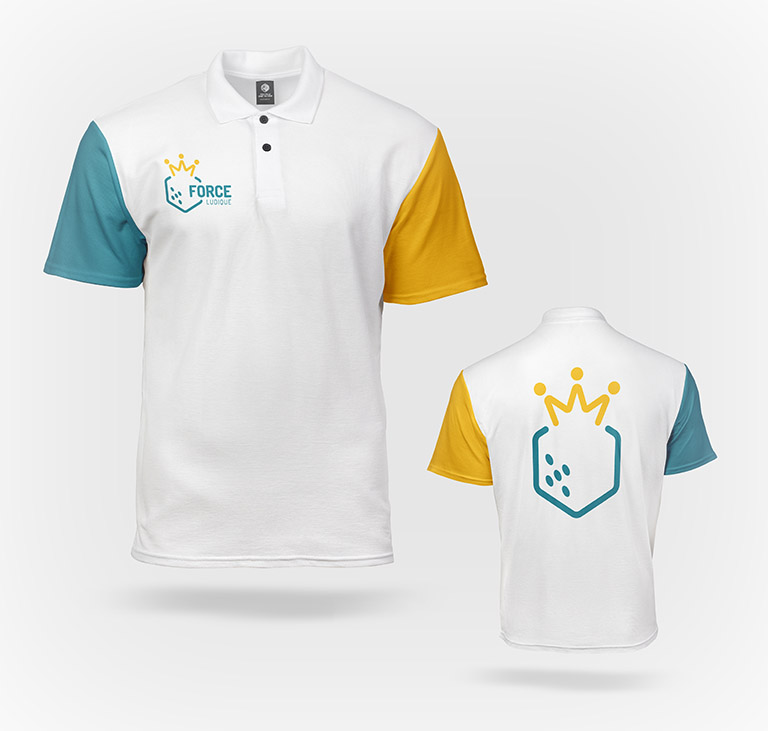 Mise en situation suggérée sur un polo blanc, dont les manches sont mises au couleur du logo (manche gauche jaune, manche droite turquoise).