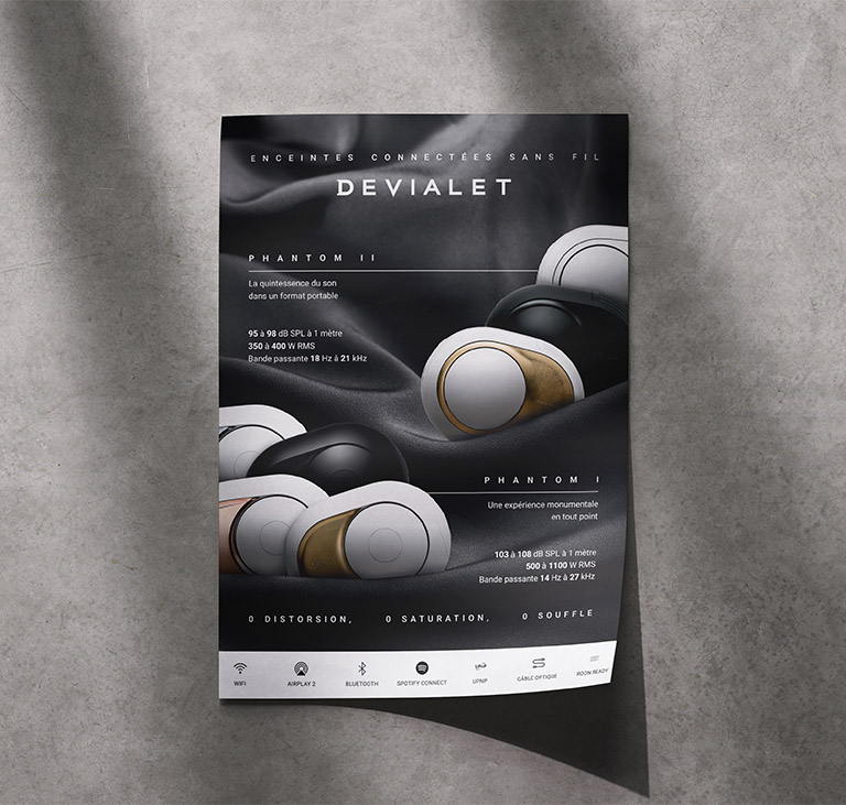 Mise en situation de l'affiche sur fond de texture bétonnée et éclairage dynamique.
